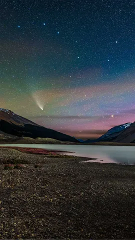 划过湖面上空的新智彗星，加拿大贾斯珀国家公园