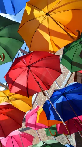 カラフルな傘が広がる「アンブレラスカイ」