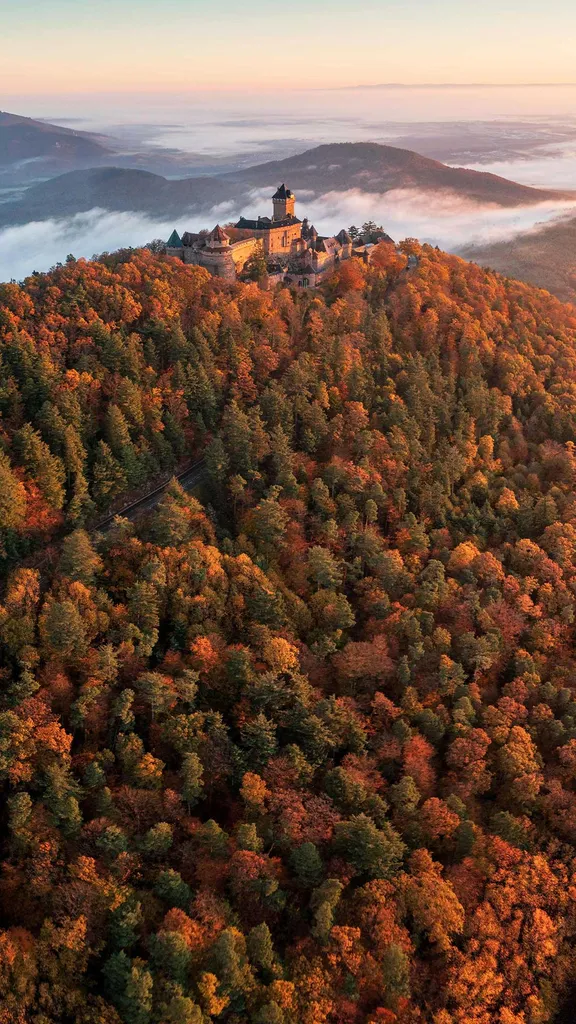 Une forteresse m&eacute;di&eacute;vale au milieu des nuages
