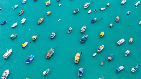 エメラルドの海に浮かぶ色とりどりの船