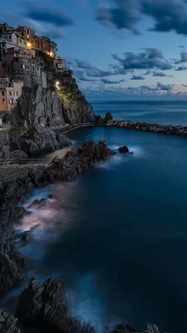 断崖絶壁にあるカラフルな漁村