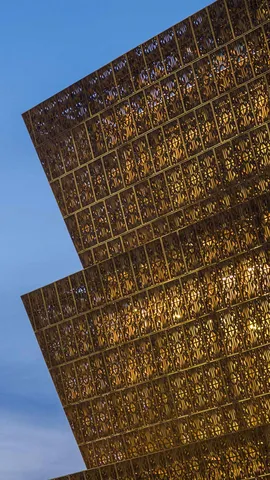 A story rising in bronze