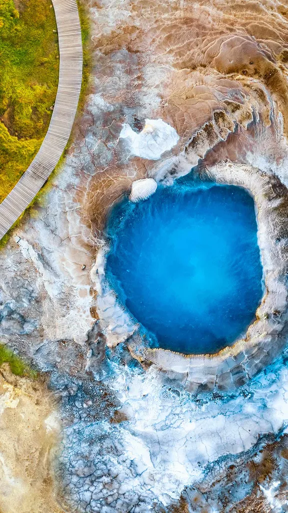 Geothermal blue pool Bl&aacute;hver at Hveravellir, Iceland