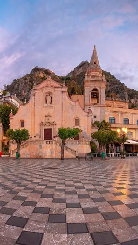 歴史的な建造物が集まる広場