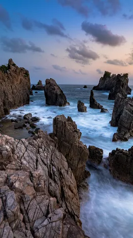 サメの歯のような岩