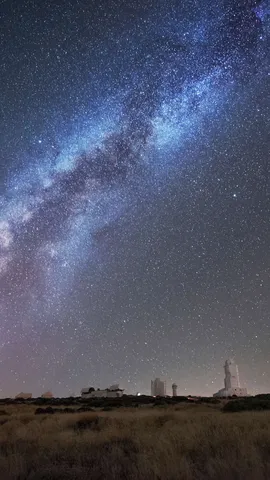ペルセウス座流星群が輝く夜空
