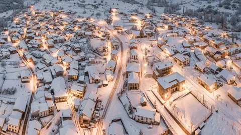Pueblo sumido en un manto de nieve