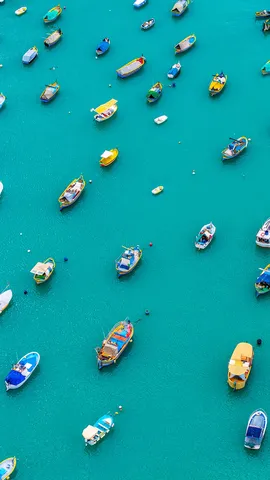 エメラルドの海に浮かぶ色とりどりの船