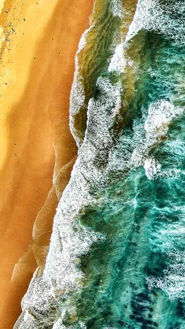浜辺に打ち寄せる波