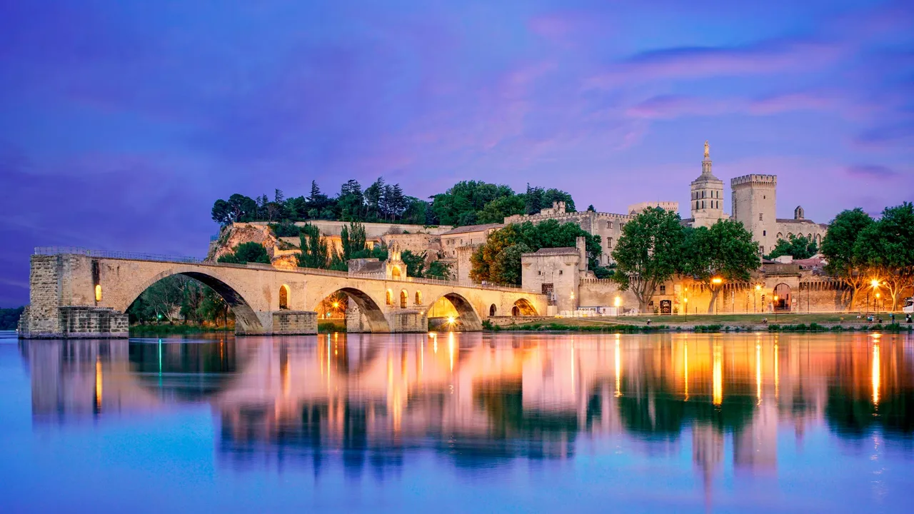 Sous le pont d&rsquo;Avignon&hellip;
