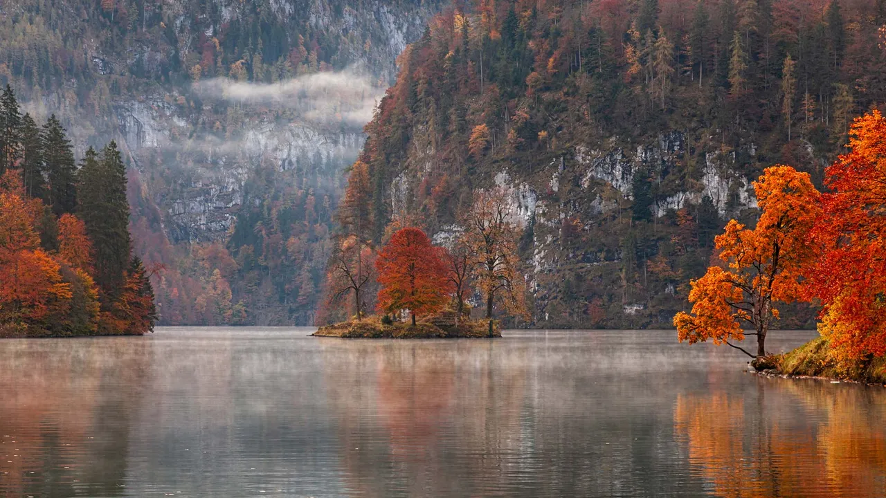 Rote B&auml;ume, klarer See, in meinem Herbst, da sprie&szlig;en Tr&auml;ume!